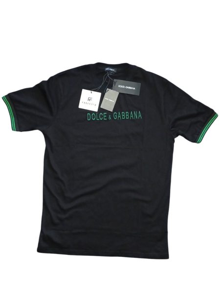 Camiseta negra de lujo Dolce Gabbana DG con logotipo bordado en verde en el pecho. Colección de moda urbana de diseño premium