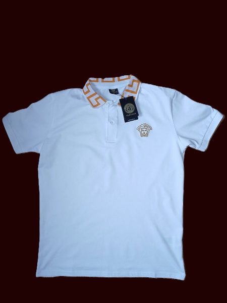 Luxe wit poloshirt Gianni Versace, premium designer collectie voorzien van een gouden Greca Jacquard kraag en geborduurd Medusahoofd logo op de borst