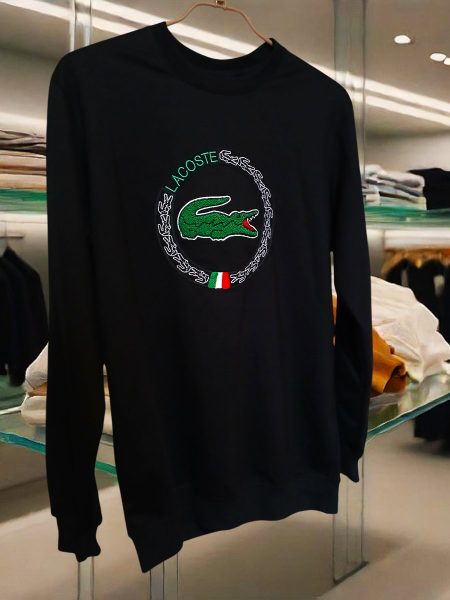 Lacoste Premium-Sweatshirt für Herren in Schwarz mit gesticktem Heritage-Logo. Luxus-Casual-Sportswear.